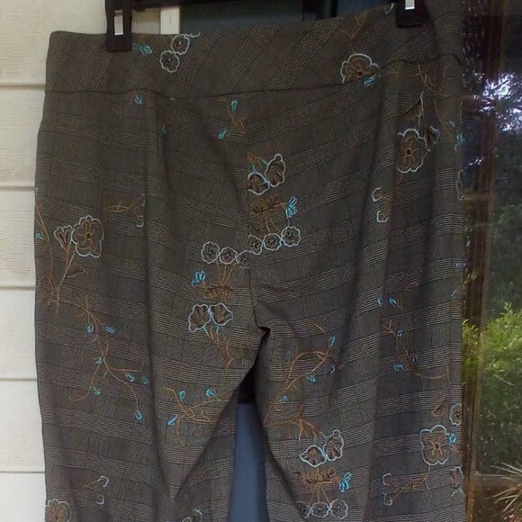 Cache Brown Pinstriped Floral Capri Pants Size: 8 - Picture 3 of 6